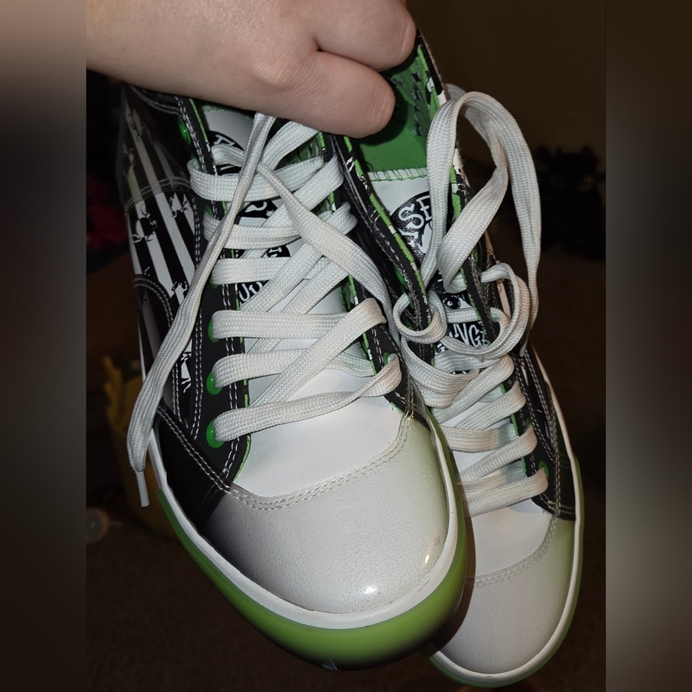 Excellent Beetlejuice Shoes Women’s Size 8-1/2 Ground Up White Green Blk Stripe